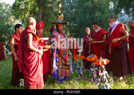 Mönche, die Durchführung von buddhistischen Zeremonie, Punakha Dzong (Kloster), Punakha, Bhutan Stockfoto