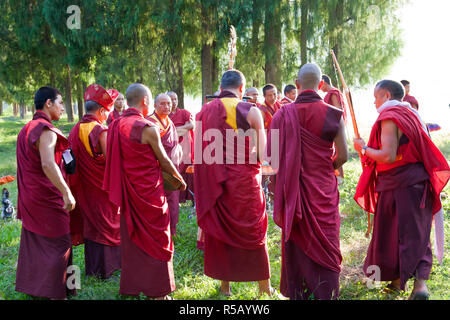 Mönche, die Durchführung von buddhistischen Zeremonie, Punakha Dzong (Kloster), Punakha, Bhutan Stockfoto