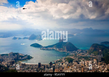 Brasilien, Rio De Janeiro, Cosme Velho, sightseeing Hubschrauber über Zuckerhut und Botafogo Bucht von cocovado Stockfoto