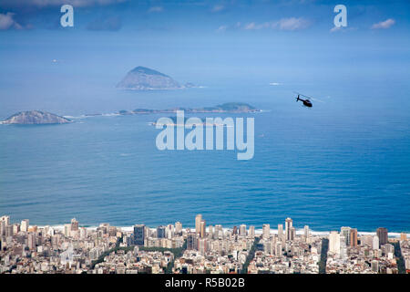 Brasilien, Rio De Janeiro, Cosme Velho, Sightseeing Hubschrauber über Copacabana Fliegen gesehen von cocovado Stockfoto