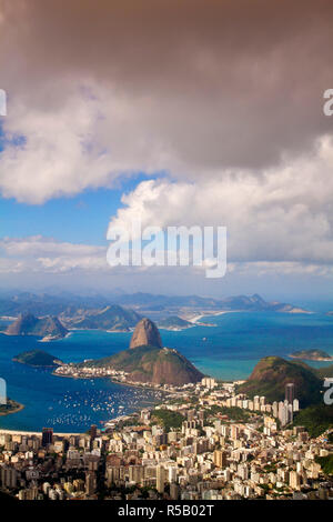 Brasilien, Rio De Janeiro, Cosme Velho, Blick auf den Zuckerhut und die Bucht von Botafogo Cocovado Stockfoto