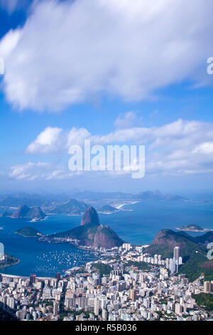 Brasilien, Rio De Janeiro, Cosme Velho, Blick auf den Zuckerhut und die Bucht von Botafogo Cocovado Stockfoto