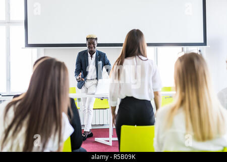 Zuversichtlich Geschäftsfrau hält Mikrofon während Fragen im seminar Stockfoto