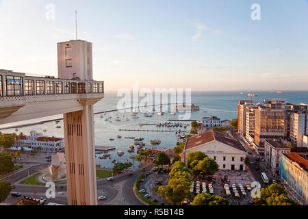 Der Elevador Lacerda, Salvador da Bahia Cidade Alta mit Cidade Baixa, Pelourinho, Salvador, Bahia, Brasilien verbindet Stockfoto