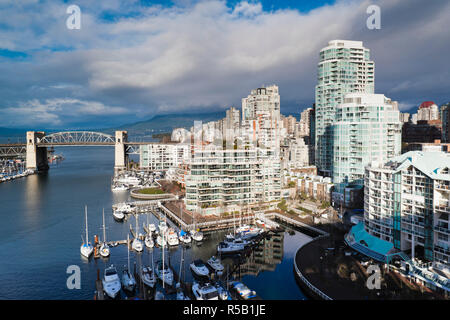 Kanada, British Columbia, Vancouver, erhöhten Blick auf Gebäude von Granville Island Stockfoto