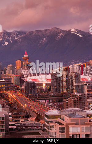 Kanada, British Columbia, Vancouver, erhöhten Blick auf die Stadt mit BC Place Stadium Stockfoto