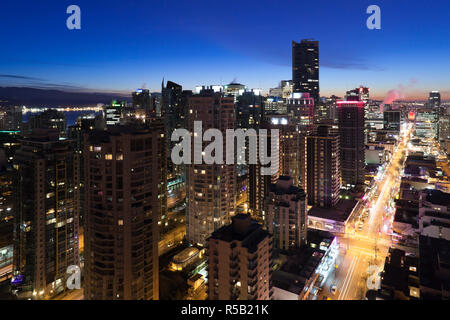 Kanada, British Columbia, Vancouver, erhöhten Blick West End Gebäuden entlang der Robson Street, dawn Stockfoto