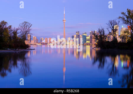 Kanada, Ontario, Toronto, CN Tower und Downtown Skyline von Toronto Island Stockfoto