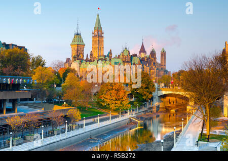 Kanada, Ontario, Ottawa, kanadische Parlament über Rideau Canal Stockfoto