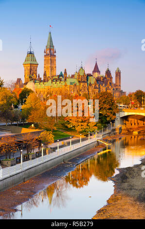 Kanada, Ontario, Ottawa, kanadische Parlament über Rideau Canal Stockfoto