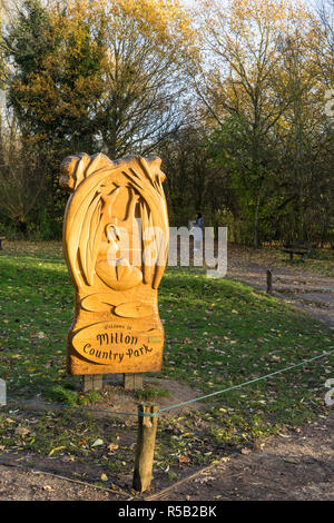 Milton Country Park aus Holz geschnitzte Willkommen Anmelden Stockfoto