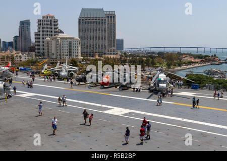 Allgemeine Ansicht od-Flugzeuge, die auf dem Flugdeck der USS Midway Museum, San Diego, California, United States. Stockfoto