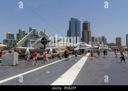 Allgemeine Ansicht od-Flugzeuge, die auf dem Flugdeck der USS Midway Museum, San Diego, California, United States. Stockfoto