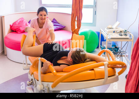 Schwangere Frau während der frühen wehen bei einer natürlichen Geburt Zentrum., Zentrum klinische de Soyaux, Frankreich. Stockfoto