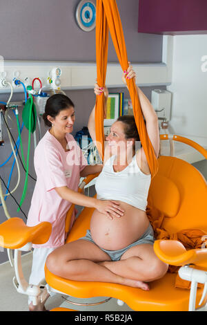 Schwangere Frau während der frühen wehen bei einer natürlichen Geburt Zentrum., Zentrum klinische de Soyaux, Frankreich. Stockfoto