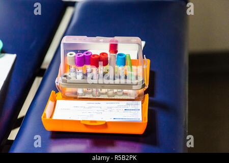 Liberale Krankenschwester die Blutprobe von einem Patienten. Stockfoto