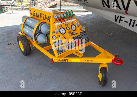 Eine Stickstoff Wartungseinheit (Ground Support Equipment) USS Midway Museum, San Diego, California, United States. Stockfoto