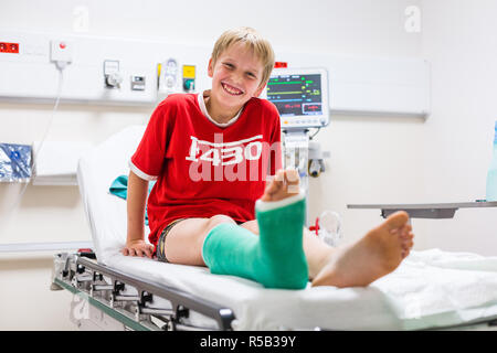 Kinder nach einer Fraktur des Malleolus, Notaufnahme einer Privatklinik verputzt. Stockfoto