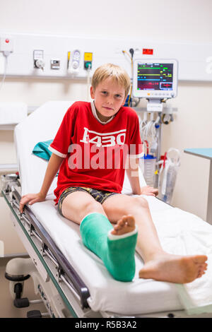Kinder nach einer Fraktur des Malleolus, Notaufnahme einer Privatklinik verputzt. Stockfoto