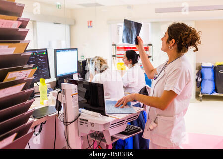 Krankenschwestern, Notaufnahme, in einem privaten Krankenhaus, Frankreich. Stockfoto