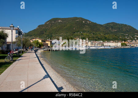 Seepromenade in Salò, Gardasee, Provinz Brescia, Lombardei, Italien Stockfoto