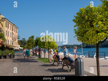 Seepromenade in Salò, Gardasee, Provinz Brescia, Lombardei, Italien Stockfoto