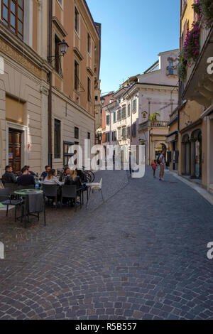 Enge Gasse in Salo, Einkaufsstraße, Gardasee, Brescia, Lombardei, Italien Stockfoto