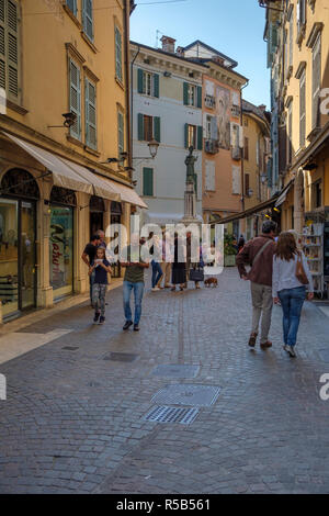 Enge Gasse in Salo, Einkaufsstraße, Gardasee, Brescia, Lombardei, Italien Stockfoto