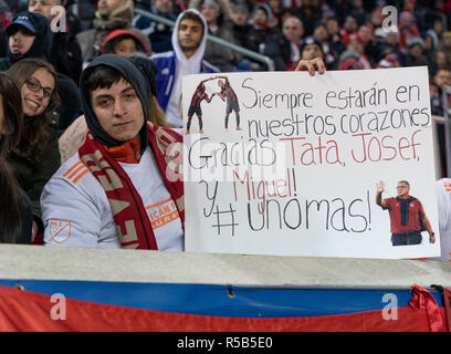 Harrison, NJ - 29. November 2018: Atlanta United supporter hält Zeichen im 2 Bein MLS Cup Eastern Conference Finale gegen Red Bulls bei Red Bull Arena United gewann 3 - 1 auf agregate Stockfoto