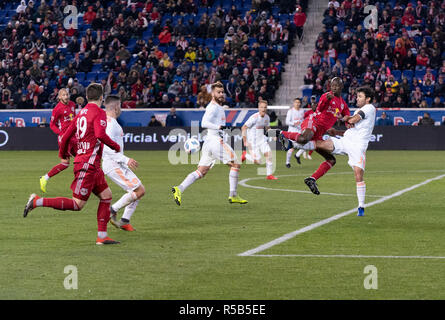 Harrison, NJ - 29. November 2018: Michael Parkhurst (3) Atlanta United & Bradley Wright-Phillips (99) Red Bulls Kampf für die Kugel während 2 Bein MLS Cup Eastern Conference Finale bei Red Bull Arena United gewann 3 - 1 auf agregate Stockfoto