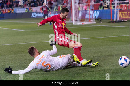 Harrison, NJ - 29. November 2018: Leandro Gonzalez Pirez (5) Atlanta United & Andreas Ivan (9) der Red Bulls Kampf für die Kugel während 2 Bein MLS Cup Eastern Conference Finale bei Red Bull Arena United gewann 3 - 1 auf agregate Stockfoto