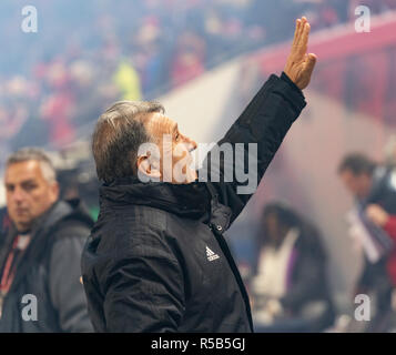 Harrison, NJ - November 29, 2018: Coach Geraldo Martino aus Atlanta Vereinigten wellen Fans während 2 Bein MLS Cup Eastern Conference Finale gegen Red Bulls bei Red Bull Arena United gewann 3 - 1 auf agregate Stockfoto