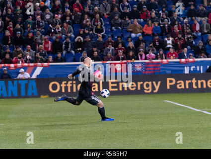 Harrison, NJ - November 29, 2018: Torhüter Brad Guzan von Atlanta United kicks Kugel während 2 Bein MLS Cup Eastern Conference Finale gegen Red Bulls bei Red Bull Arena United gewann 3 - 1 auf agregate Stockfoto