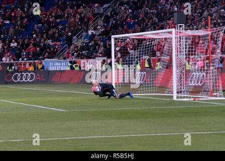 Harrison, NJ - November 29, 2018: Torhüter Brad Guzan von Atlanta United speichert während 2 Bein MLS Cup Eastern Conference Finale gegen Red Bulls bei Red Bull Arena United gewann 3 - 1 auf agregate Stockfoto