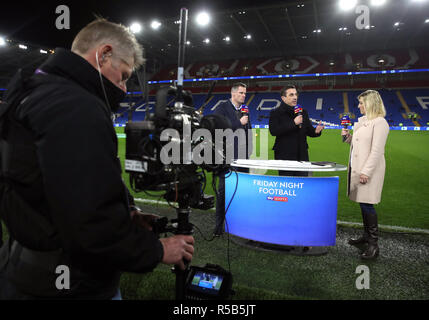 Sky Sports Experten Jamie Carragher (links) und Gary Neville (Mitte) neben Moderator Kelly Cates vor während der Premier League Spiel in Cardiff City Stadium. Stockfoto