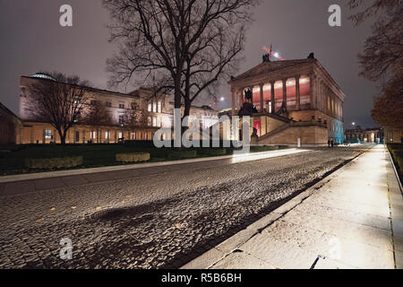 Die Neue nationalgallerie bei Nacht und dem Neuen Museum auf der Museumsinsel (Museumsinsel) in Berlin-Mitte Berlin, Deutschland Stockfoto