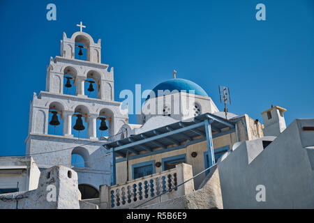 Foto der griechischen Kirche in Santorini und den blauen Himmel Stockfoto
