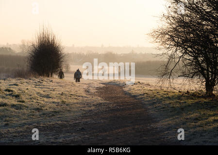 Zwei Wanderer auf einem Weg durch die Felder um Silsoe, Bedfordshire Stockfoto