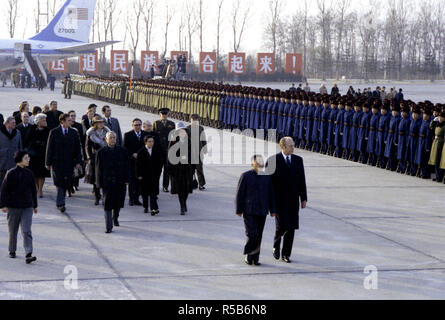 12/01/1975 - durch Deng Xiao Ping, Präsident Gerald Ford begleitet inspiziert die Ehrengarde in Peking Capital Airport bei seiner Ankunft in China Stockfoto