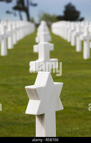 Frankreich, Normandie, Calvados Abteilung, d-Day Strände Gegend, Colleville-Sur-Mer, Normandie amerikanische Friedhof und Denkmal, christliche Kreuze und jüdische Davidsterne kennzeichnen die Gräber der gefallenen US-Soldaten Stockfoto