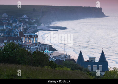 Frankreich, Normandie, Calvados Abteilung, d-Day Strände Gegend, Arromanches-Les-Bains, erhöhten Blick auf die Stadt Stockfoto