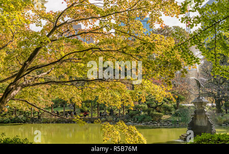 Shinkei Teich im Hibiya Park (Hibiyakoen) in Chiyoda-ku im Herbst, Tokio, Japan Stockfoto