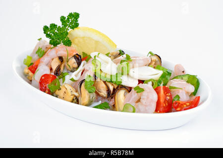 Frische Meeresfrüchte Salat in eine Porzellanschale Stockfoto