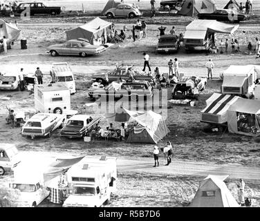 Die frühe Morgensonne gefunden Hunderte von Zuschauern an den Stränden und Straßen in der Nähe der NASA Kennedy Space Center (KSC), wo Sie die Nacht vor dem Zeugnis der Geschichte, indem Sie die epische Anfang der Reise von Apollo 11 ein Lager aufgeschlagen hatte. Stockfoto