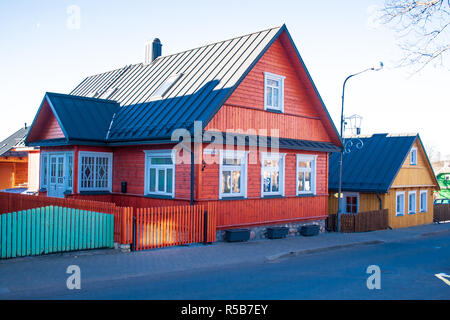 Alte wunderschöne Litauische traditionellen Holz- rote und gelbe Haus mit drei Fenstern Stockfoto
