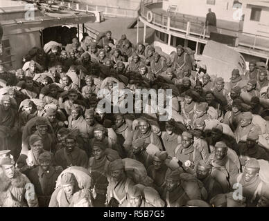 WW ich Fotos - Farbig/Afrikanische amerikanische Truppen - farbigen Truppen - 351 Field Artillery farbigen Truppen auf dem Deck der "Louisville." Teil der Staffel 'A' 351 Artillerie, farbigen Truppen, die auf dem Transport Louisville zurück. Diese Männer sind meist aus Pennsylvania Ca. 1917-1918 Stockfoto