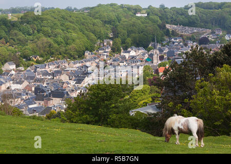 Frankreich, Normandie, Seine-Maritime, Yport, Stadt und Steilküsten. Stockfoto