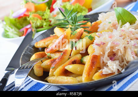 Bayerische und Schwäbische Gericht: frittierte Kartoffeln Nudeln mit Sauerkraut Stockfoto