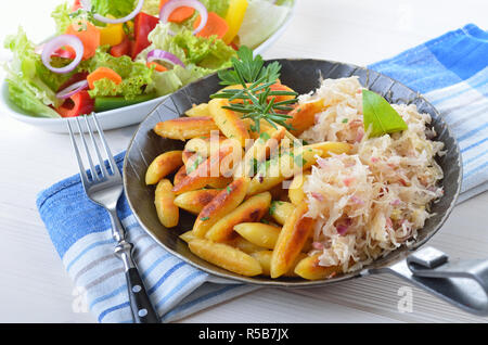 Bayerische und Schwäbische Gericht: frittierte Kartoffeln Nudeln mit Sauerkraut Stockfoto