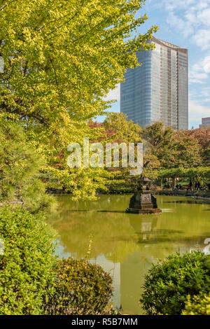 Shinkei Teich im Hibiya Park (Hibiyakoen) in Chiyoda-ku im Herbst, Tokio, Japan Stockfoto